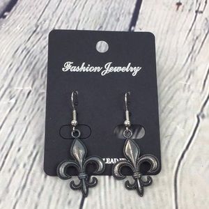 5/$25 Dark silver tone Dangle Earrings NWOT